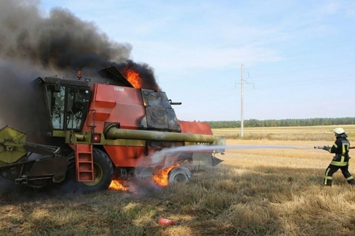 In the field of the Voronezh region burned harvester