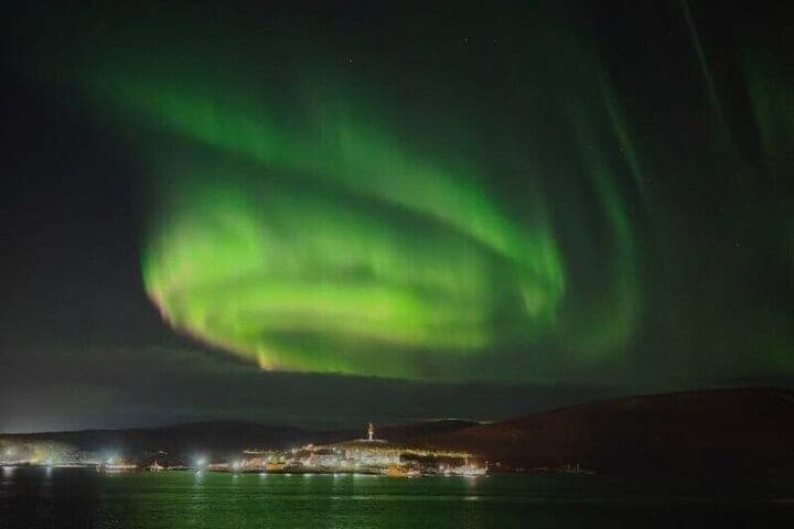 Over the Kola Bay caught the vortex of the Northern lights