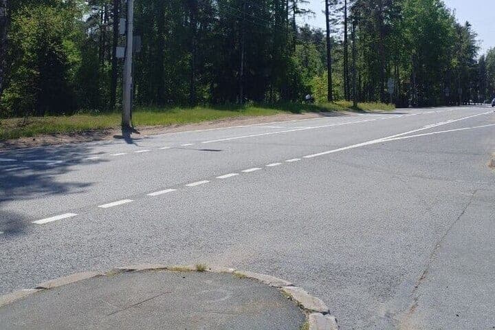 La chaîne de chaleur a encadré les conducteurs de Saint-Pétersbourg et n'a pas retourné les marques sur la route