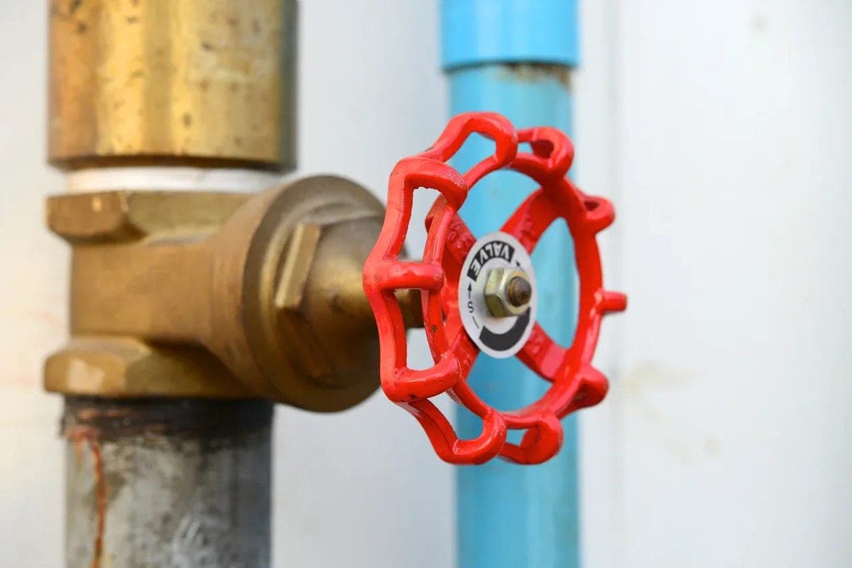 In the villages of the Polar region equip sources of fire water supply