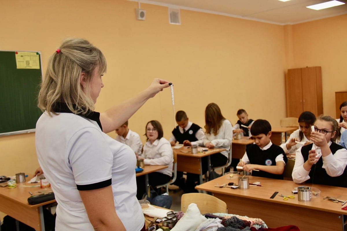В Орле ученики школы № 15 научились делать блиндажные свечи