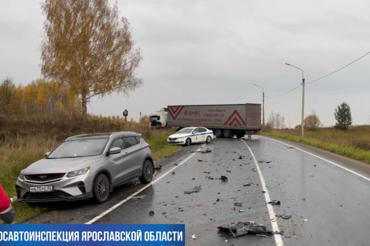 В Ярославской области водитель «Лады» на сельской дороге влетел в большегруз