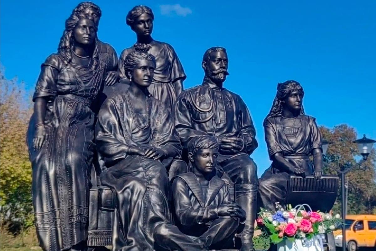 Im Dorf Nerl wurde eine Skulptur der Familie des letzten russischen Kaisers installiert