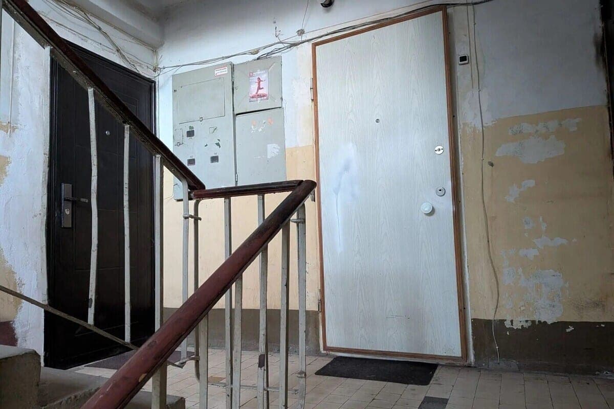 À Voronezh, une femme a utilisé sa porte avec de l'essence pour calomnier ses voisins