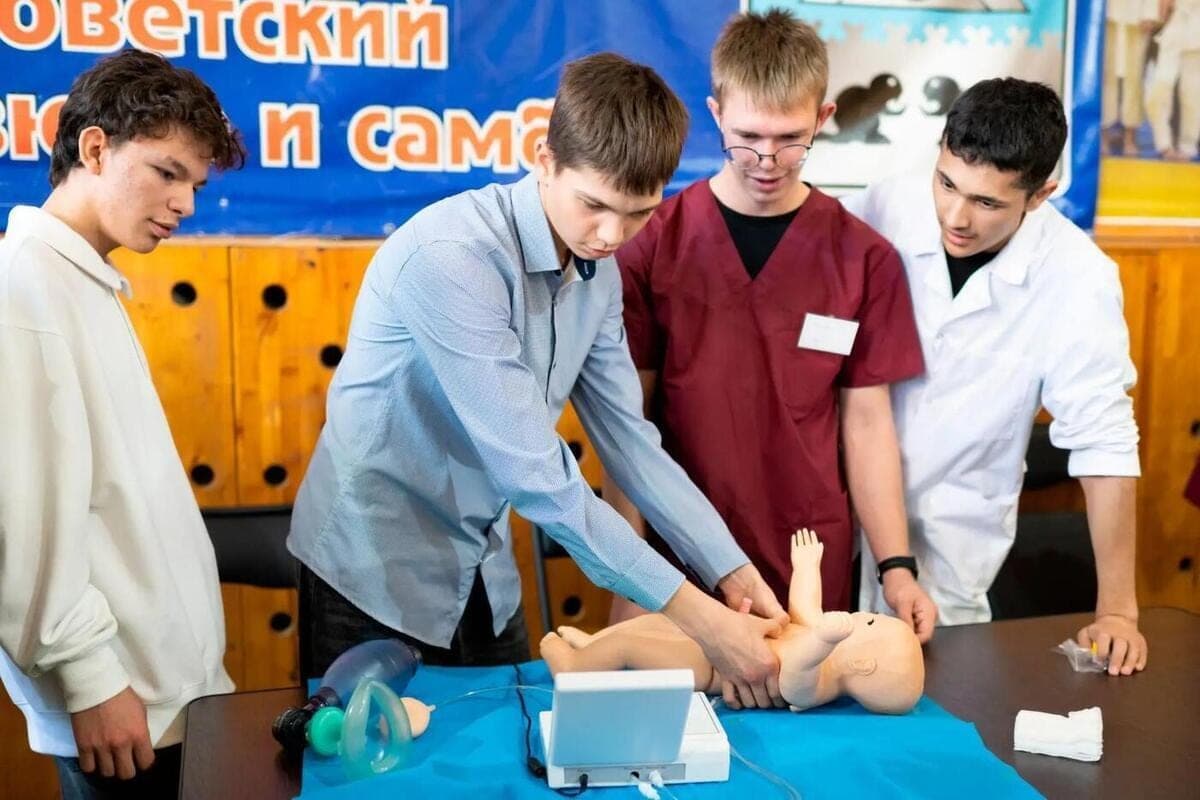In the Soviet district of Ugra, young people mastered the skills of first aid