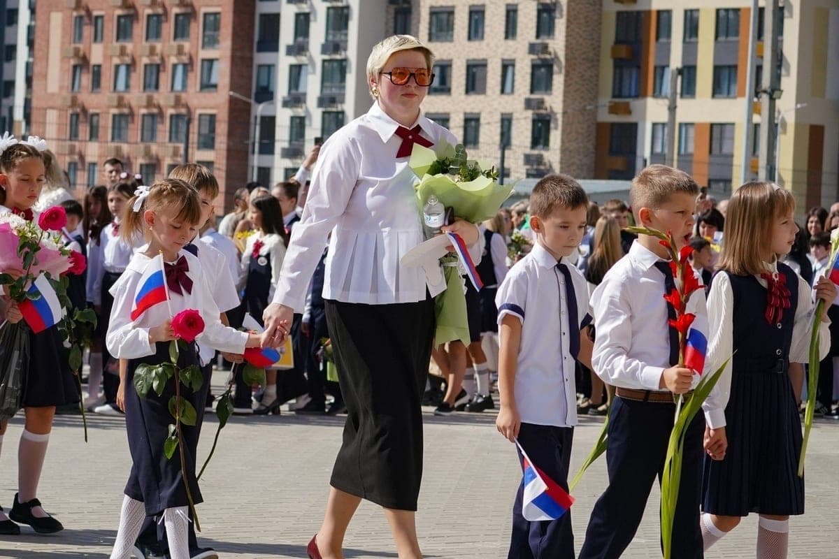 Учителям в Москве предлагают 95 тысяч, в Туле — меньше: сколько зарабатывают педагоги в 2026 году