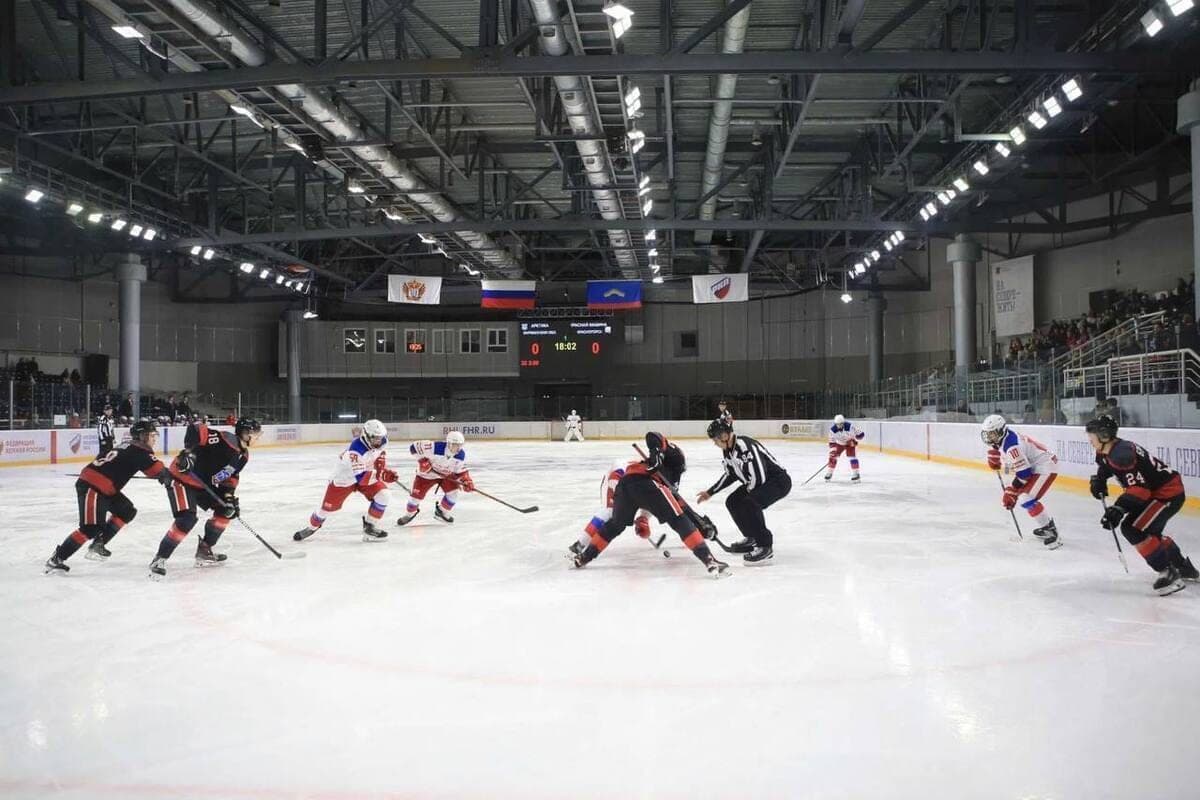 Päpste und ihre Kinder aus vier Bezirken von Murmansk versammelten sich zum Vatertag zum Hockey