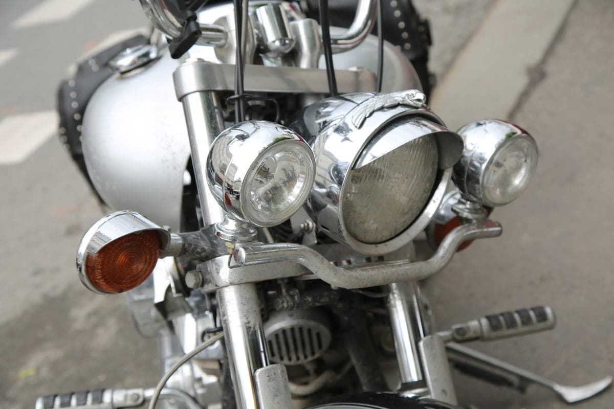 Le motocycliste meurt après avoir conduit dans une voiture garée dans le sud-est de Moscou
