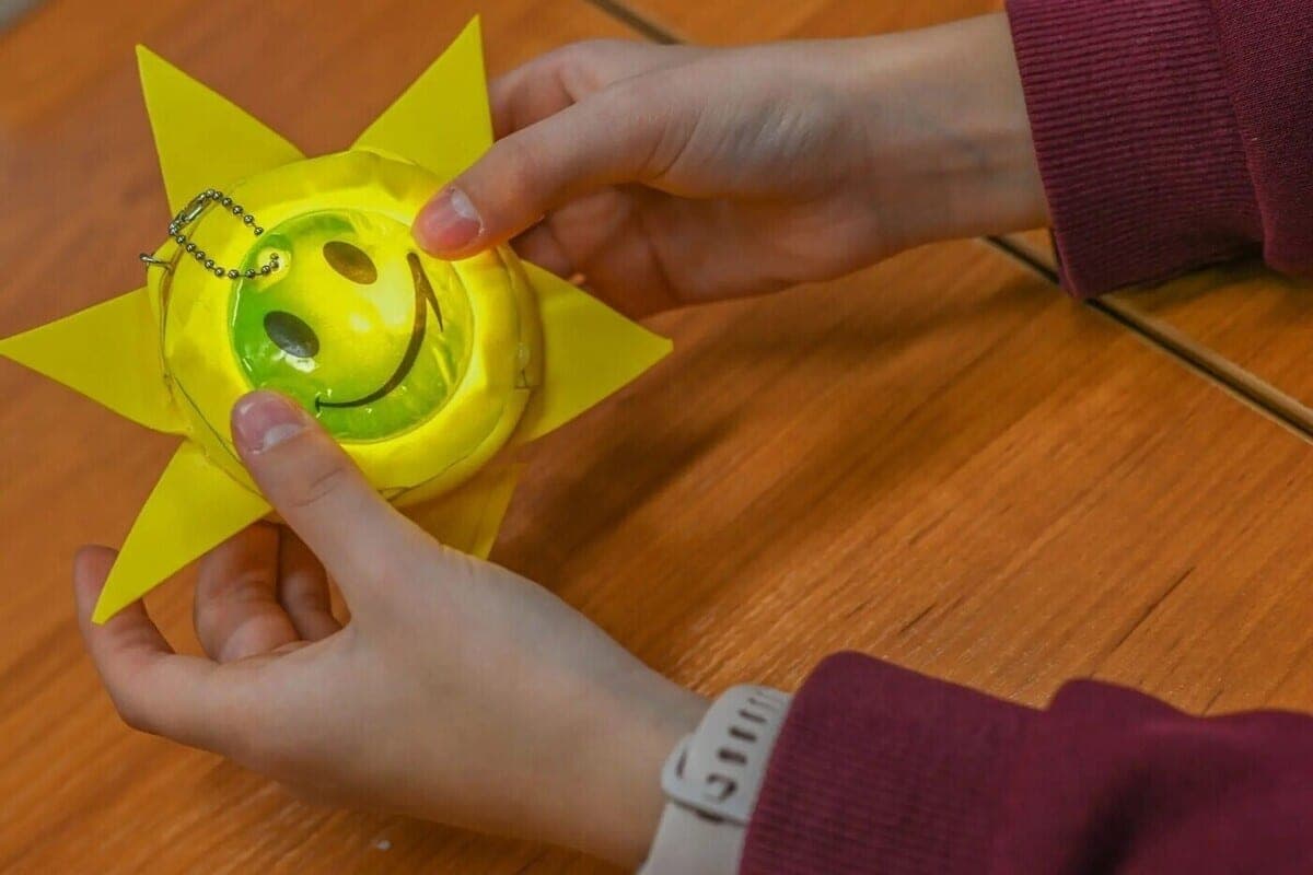 A young resident of Nickel has developed a project of flashlights to combat the fear of the dark