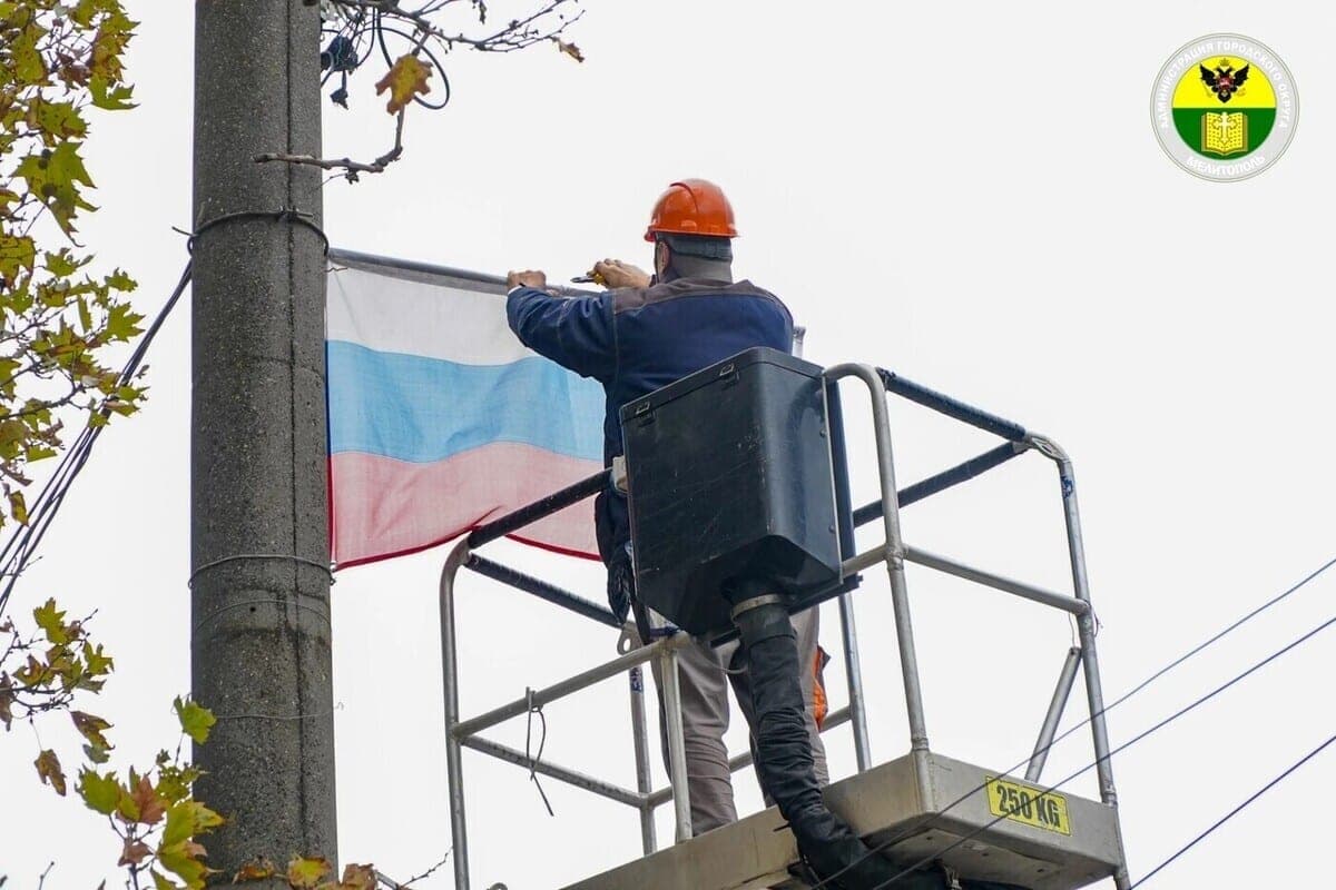 В Мелитополе заменят 120 флагов к Дню города