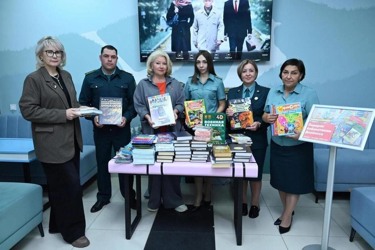 Les coutumes sakhalines ont remis des livres pour les bibliothèques de Shakhtersk