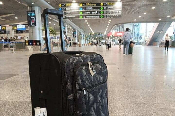 A girl found a ring in her luggage in exchange for her belongings