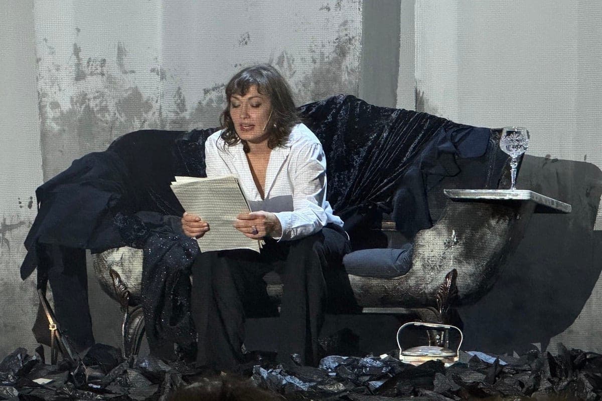 Alcohol, love and madness: the solo performance “Goat Song” revealed the fate of the intelligentsia of the 1920s