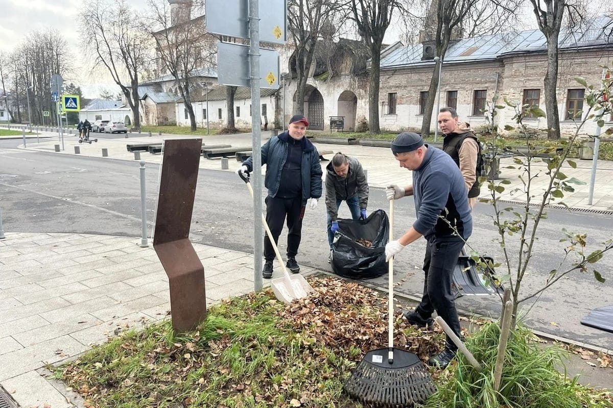 Les employés de la Novgorod de Gorkhoz de l'ordre à Ilyina Street