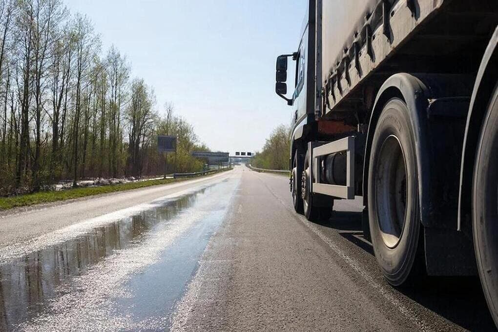 На трассе М-5 в Мордовии перевернулась фура, водитель погиб