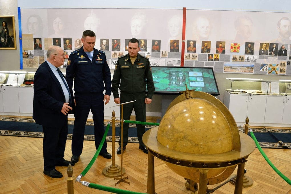 Герой России, студент МарГУ Анатолий Иванов посетил Военно-космическую академию