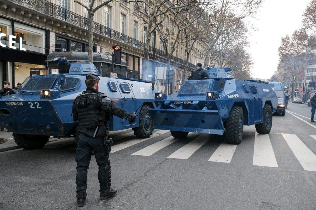 At the Elysee Palace noticed armored vehicles amid protests in Paris