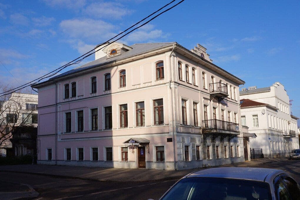 In Jaroslawl die Fassade des kulturellen Erbes in Ordnung bringen