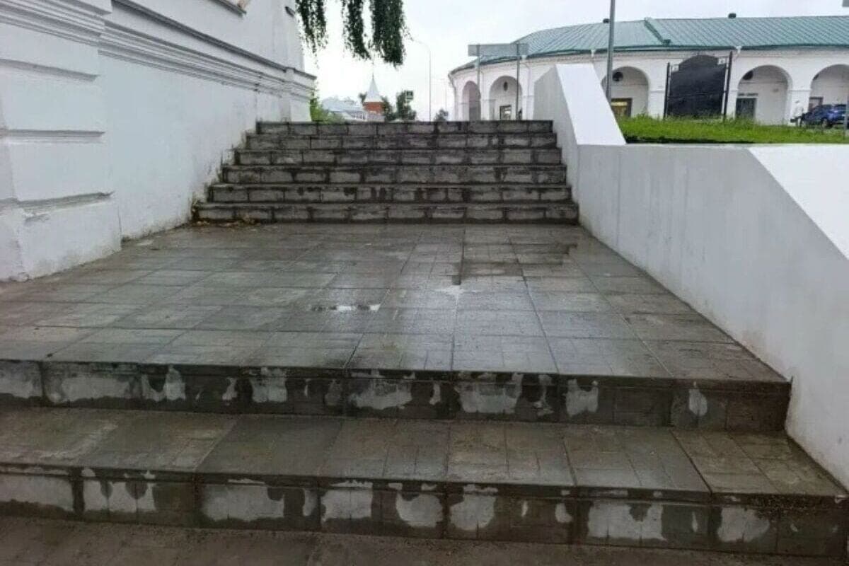 Kostroma repairs: the stairs at the intersection of Ostrovsky and Dairy Mountain streets were restored