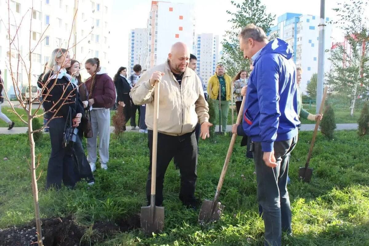 Предприниматели и волонтеры заложили зеленую аллею в микрорайоне «Звездный»