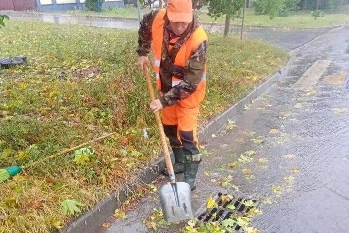 In Kursk after the rains clean showers from leaves and debris