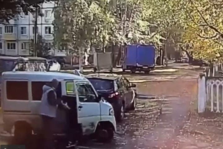 صاحب السيارة سحب الخاطف من السيارة