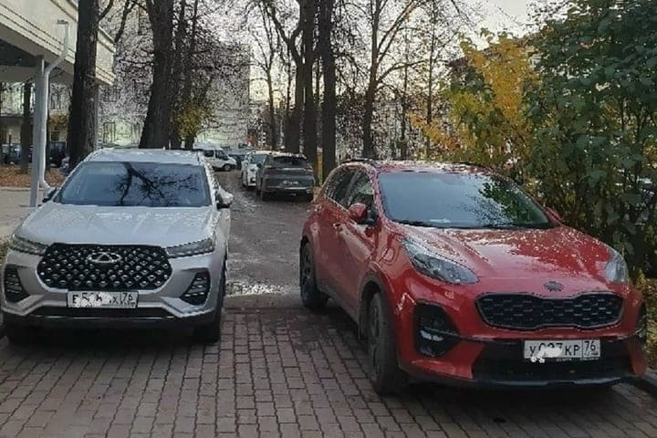 В Ярославле водители превратили Первомайский бульвар в халявный паркинг