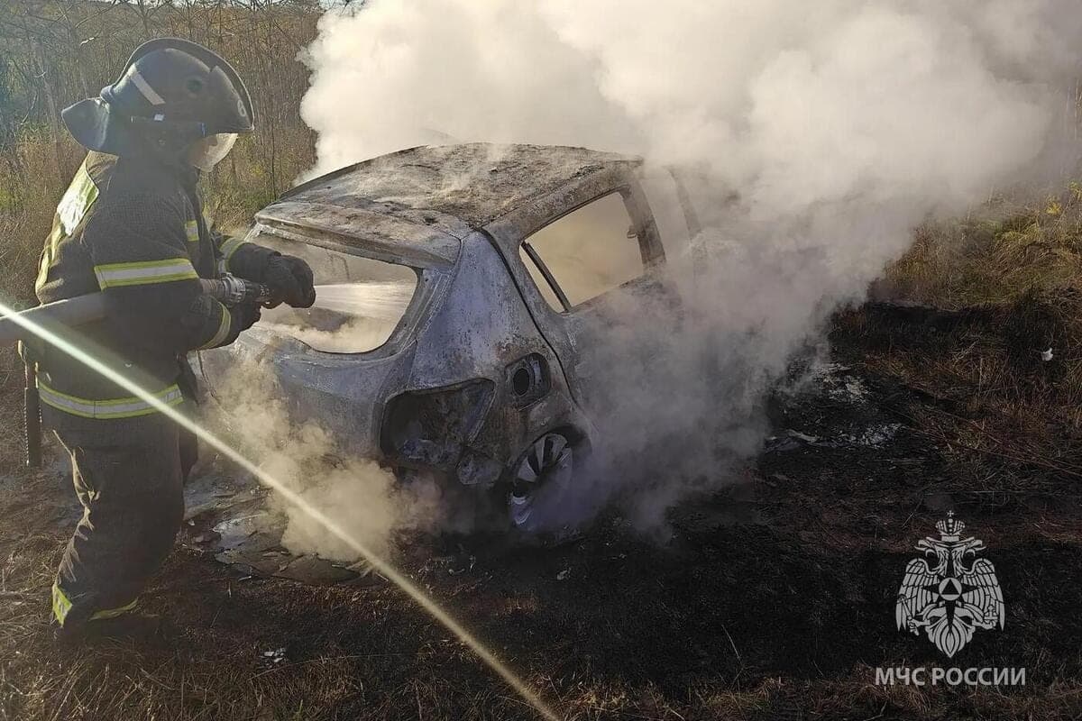 En la región de Novgorod se quemó la granja y el coche de pasajeros