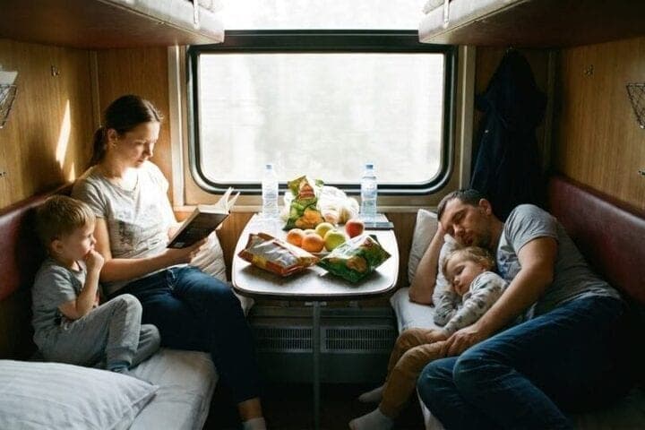 Американка ехала в плацкарте и высмеяла чай в подстаканнике. Заорала: «Это же музейная бедность!»