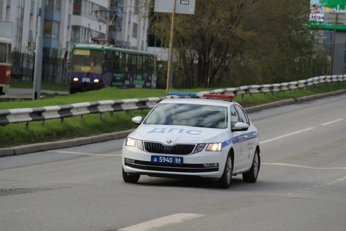 Mercedes driver wanted for dangerous maneuvers and videos in social networks