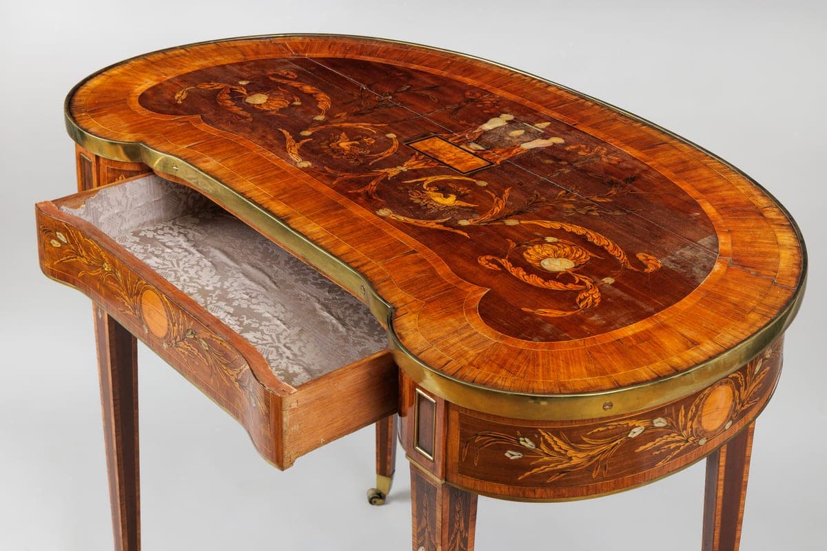 Table for 600 rubles returned to the Pavlovsk Palace