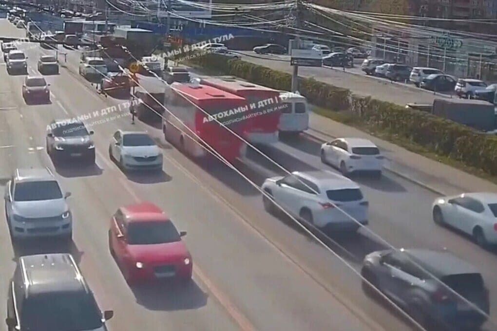 There were shots of accidents of two " stubborn & #34; buses on Lenin Avenue in Tula