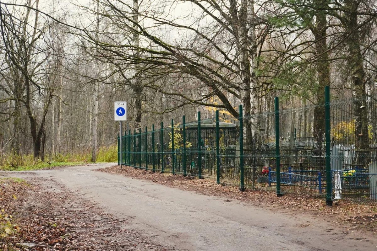 In the Villages installed a fence between the old cemetery and the park