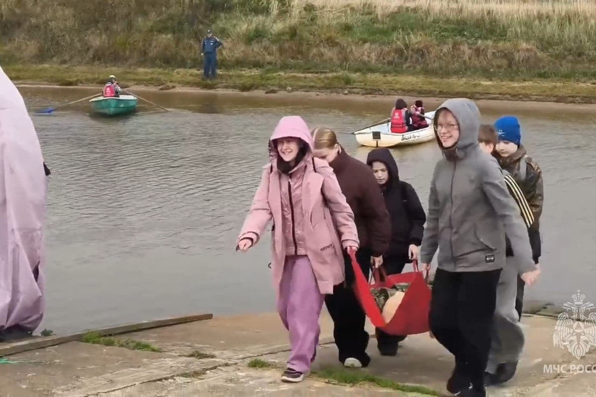 Les cadets de l'école Volkhov ont passé une leçon pratique par l'eau