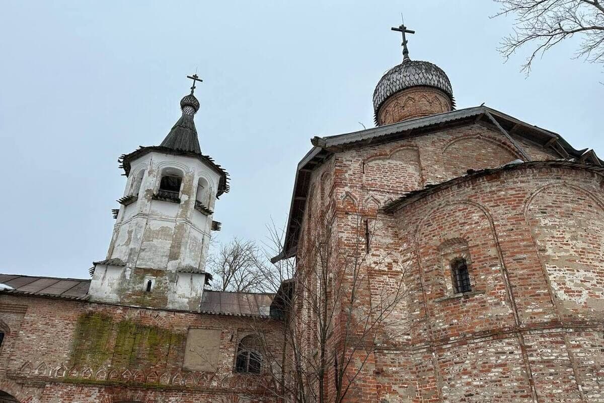 Am Montag in Novgorod Region wird ein wenig regnerisch und ziemlich warm sein