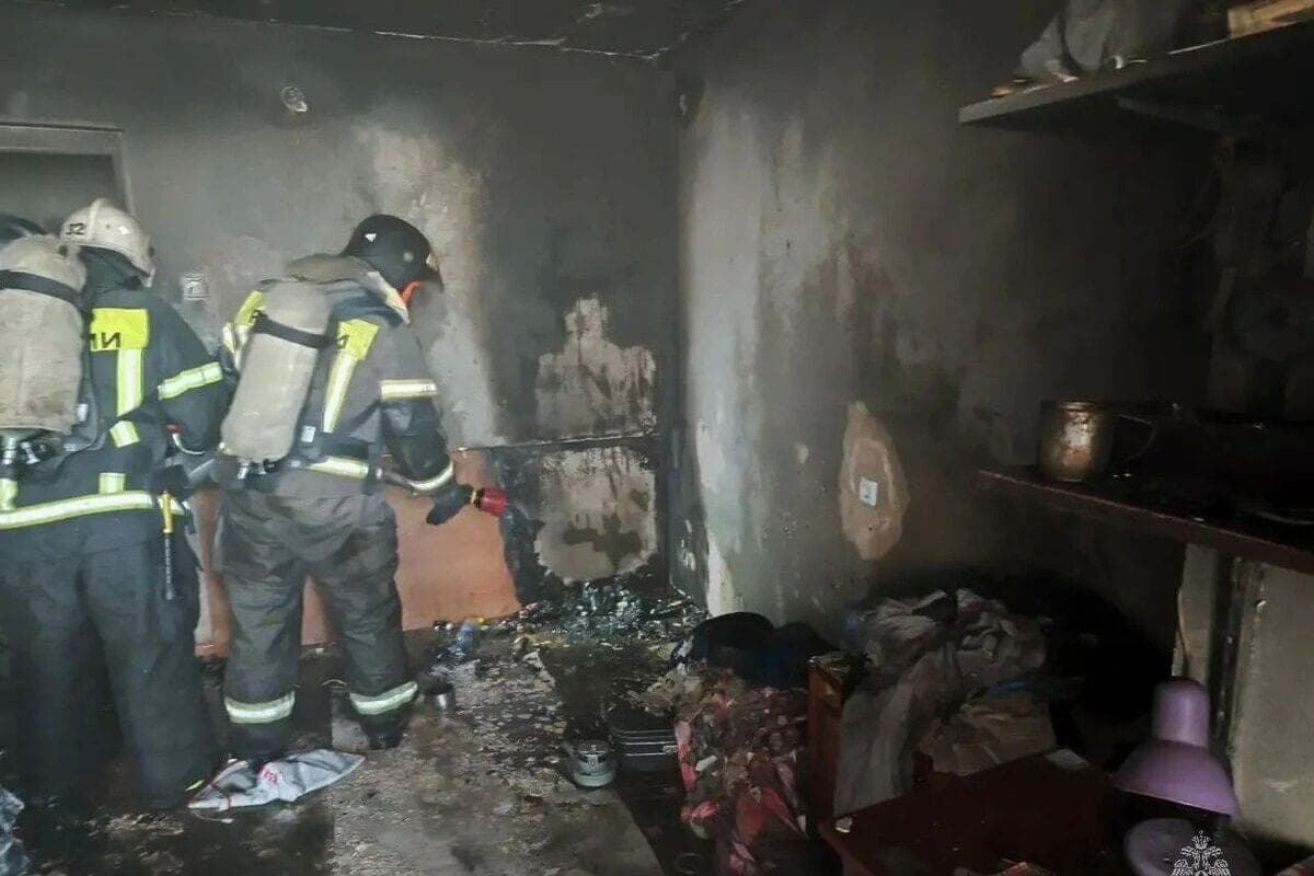 In Rubtsovsk, a man was poisoned by smoke in a fire in a ten-storey building
