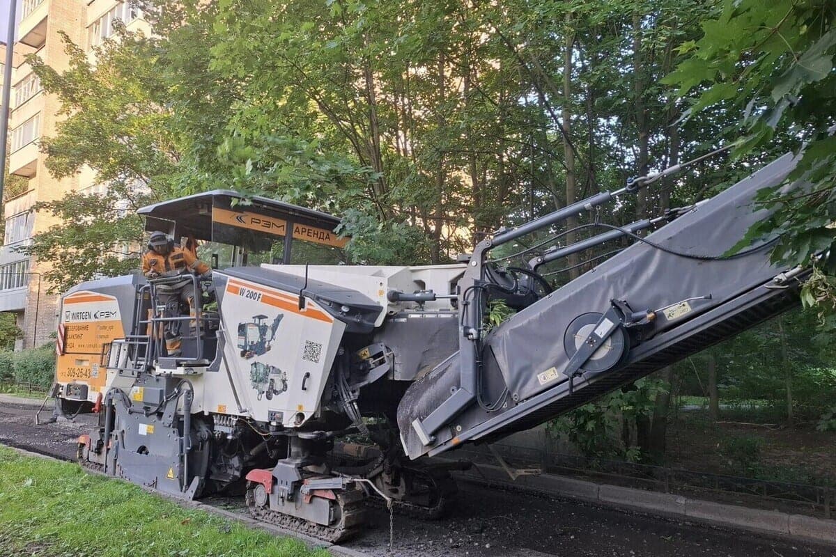 In Peterhof not restored asphalt after repair