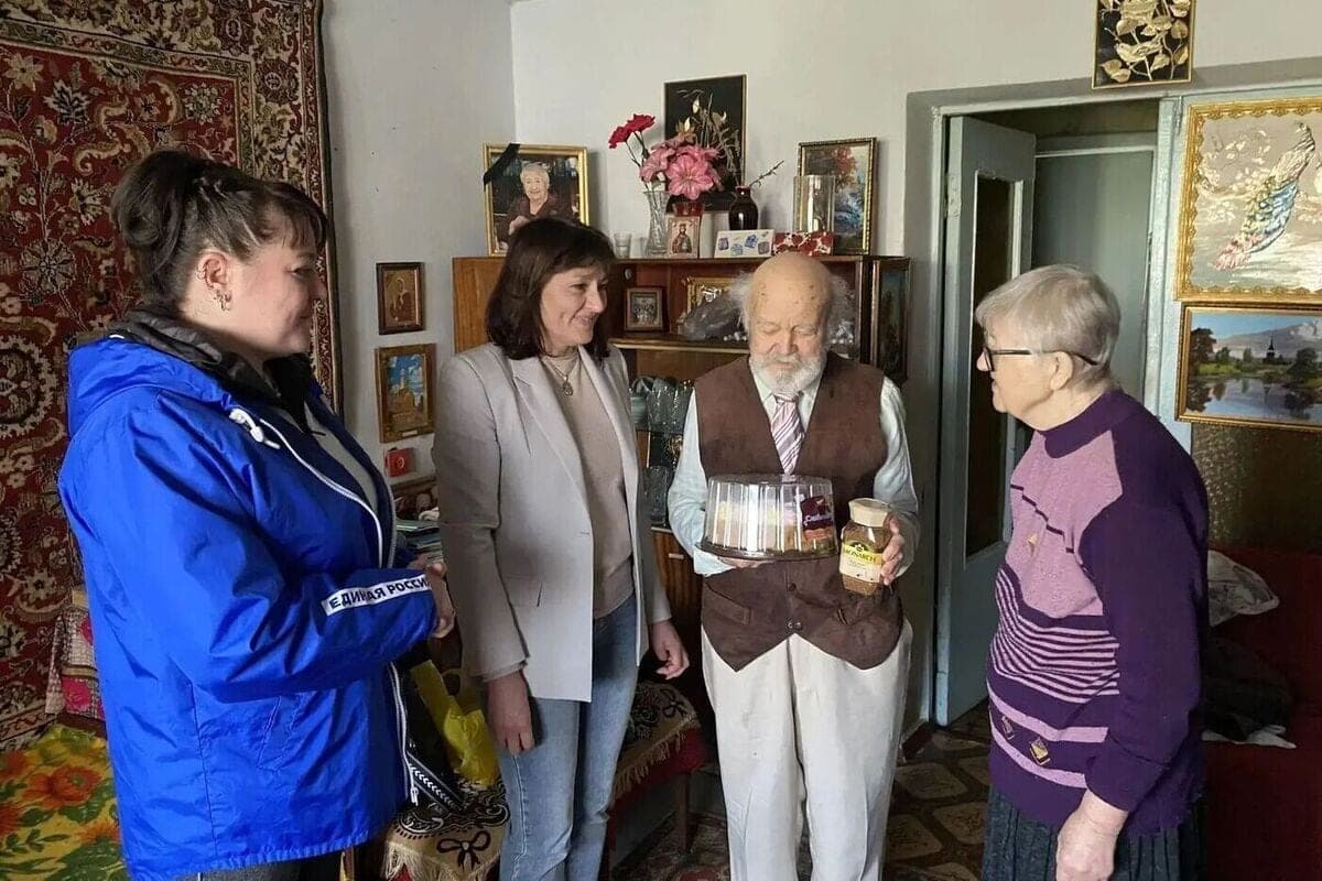 Künstler aus dem Bezirk Pologov gratuliert zum 91. Jahrestag