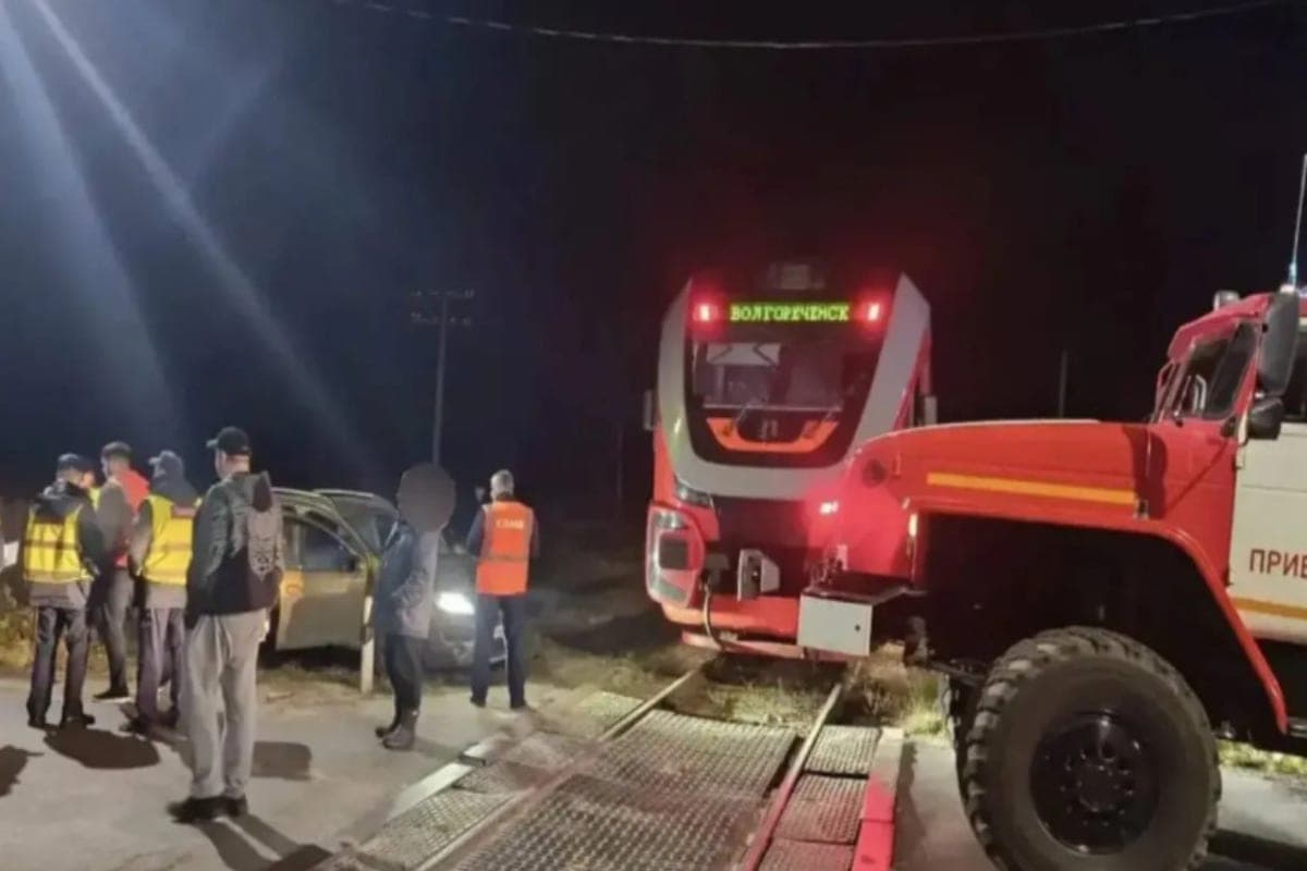 В Ивановской области проверят обстоятельства аварии автомобиля с электричкой
