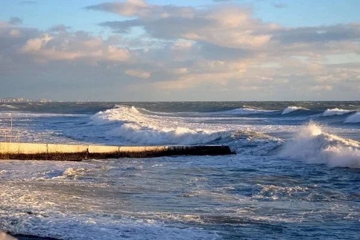 Жителям Сочи советуют не выходить к морю в ближайшие сутки