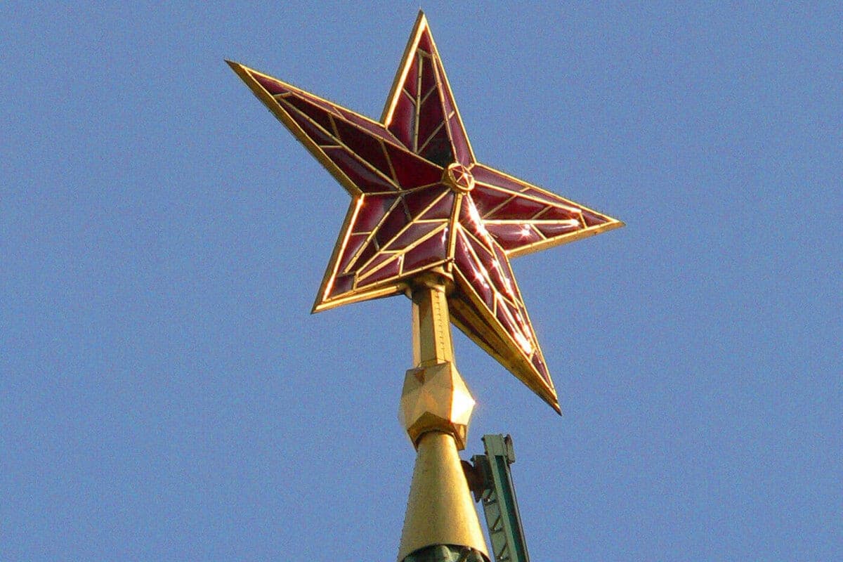 The stellar history of the Kremlin spires: a complete dossier on the ruby symbols of the country