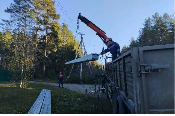 Power lines are laid for the construction of the Central Bank in Verkhovazye