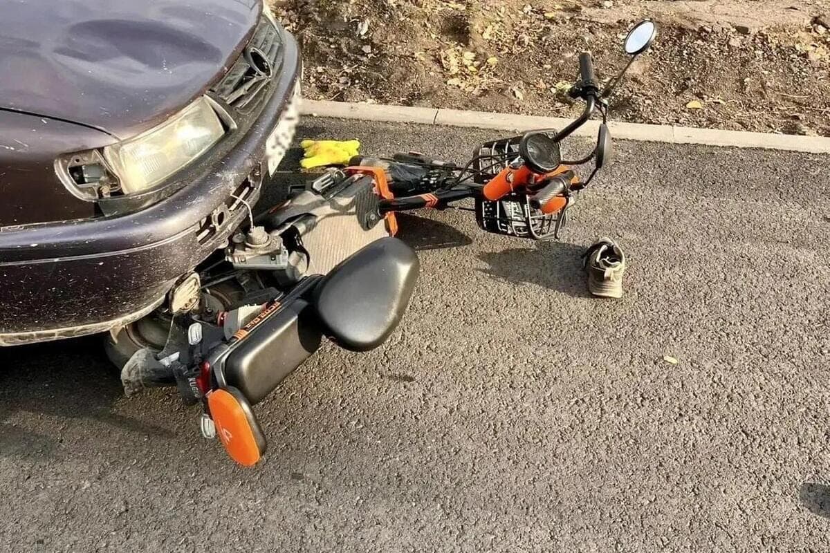 In Stakhanov in an accident suffered a young driver of an electric bicycle