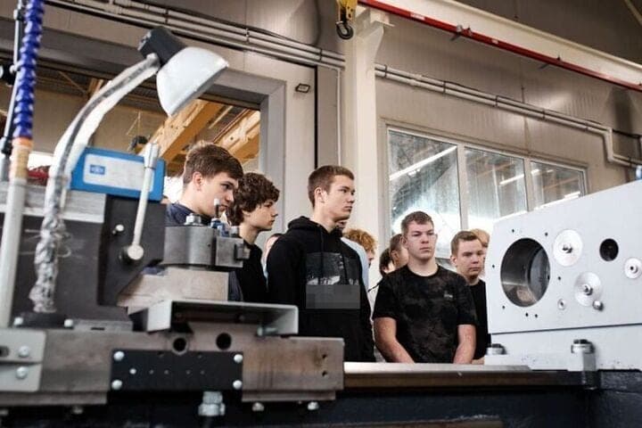 Penza freshmen for the first time got into the workshops of the machine tool factory