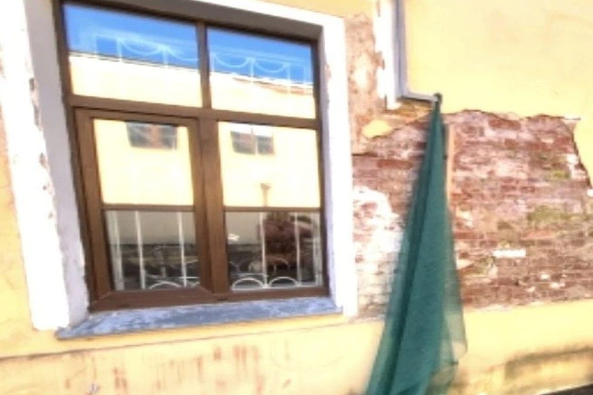 Здание сиротского института на Бабушкина нашли потрескавшимся и без краски