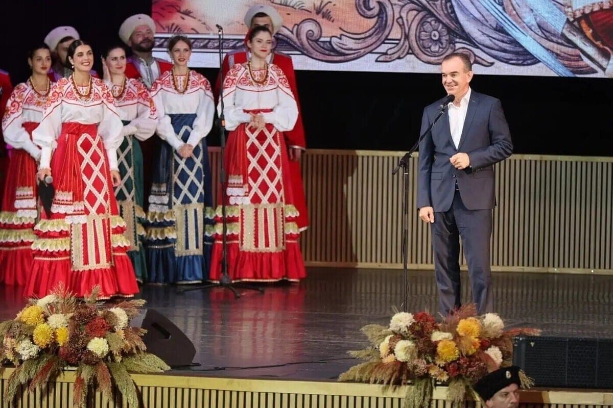 Вениамин Кондратьев поздравил Кубанский казачий хор с 215-летием