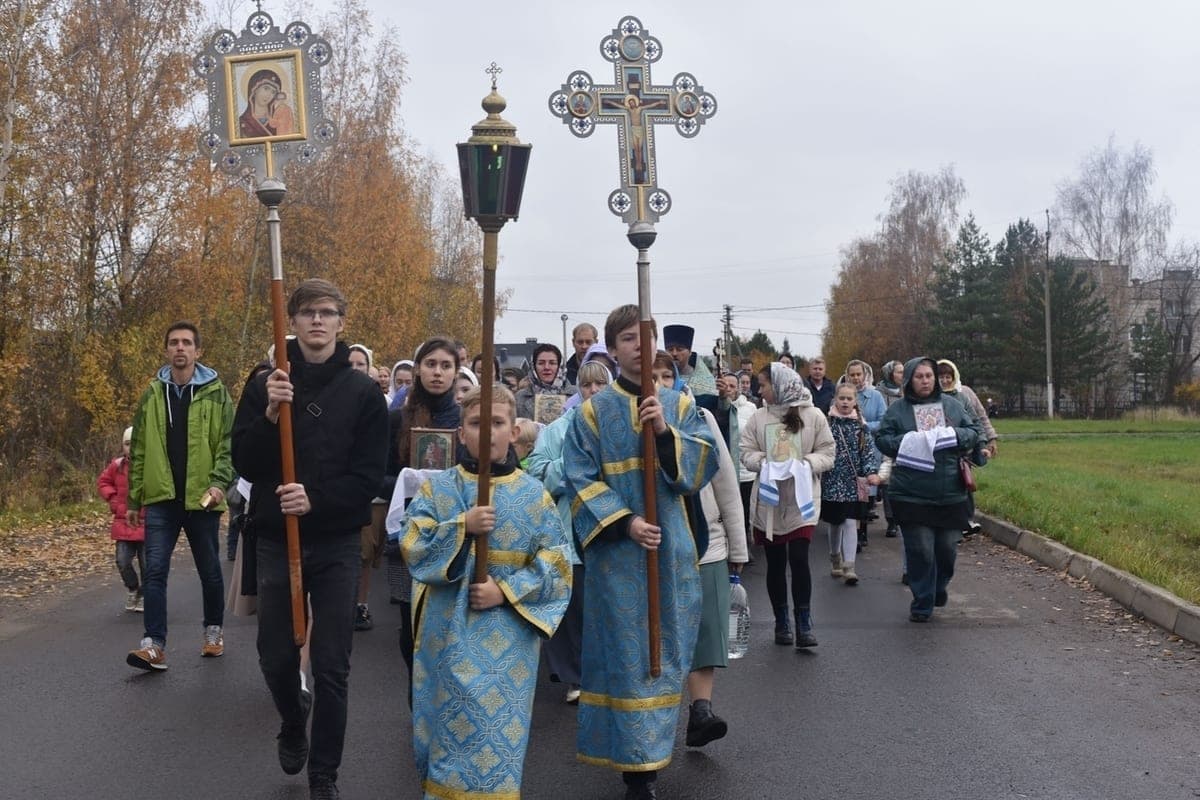 The parishioners made a traditional procession around the village of Volzhsky