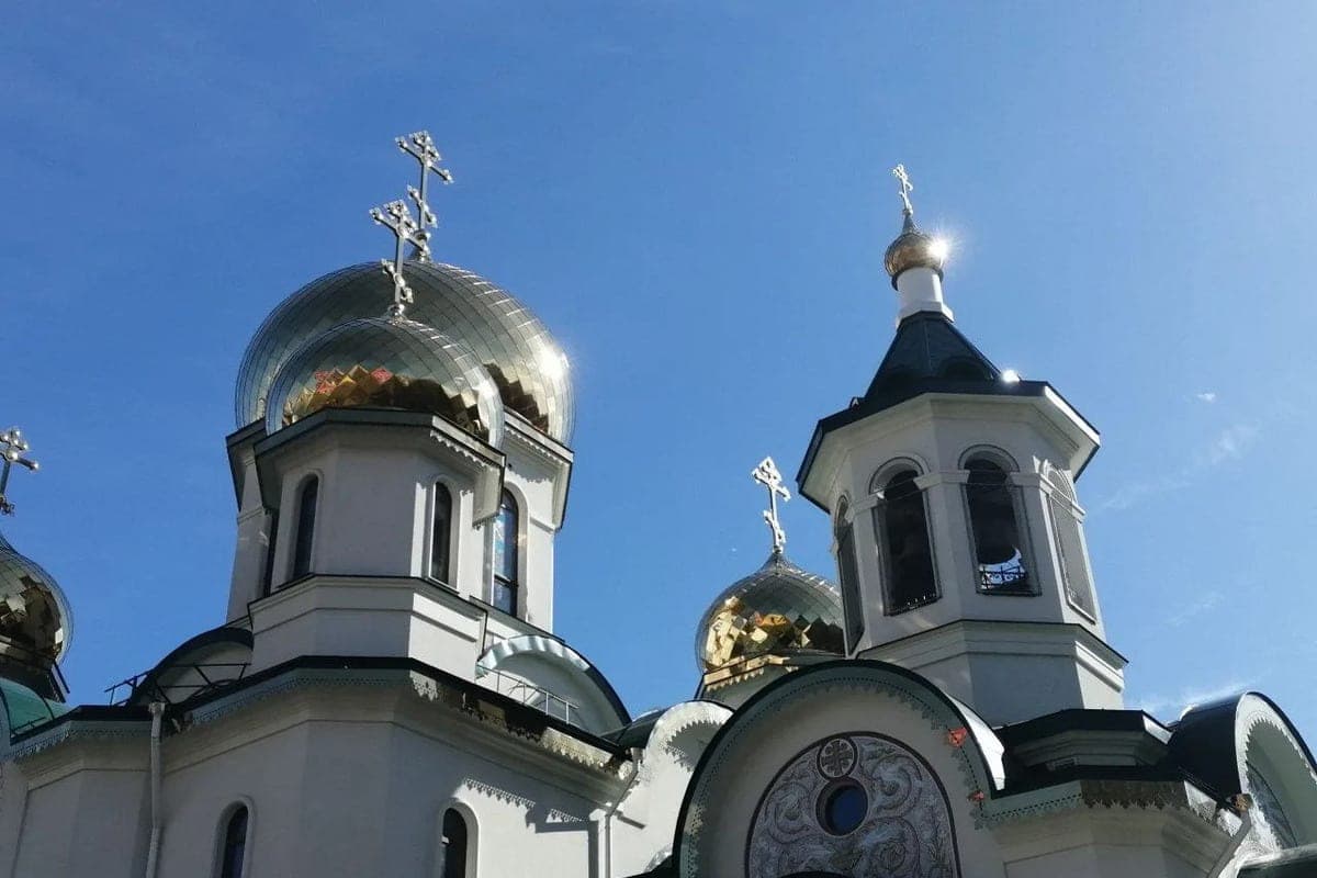 Приход в Балтийске предостерегли из-за розово-фиолетового дивана на участке