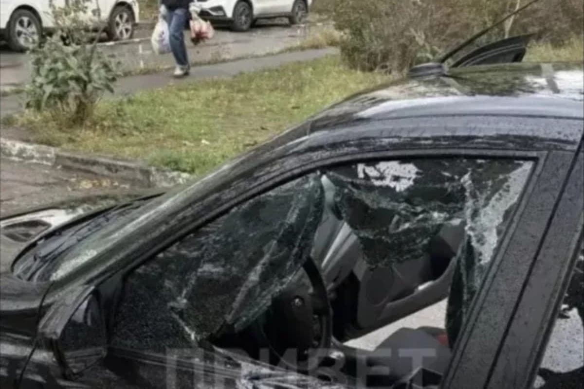 In Bataysk broke the windows of five cars and stole money from the salon