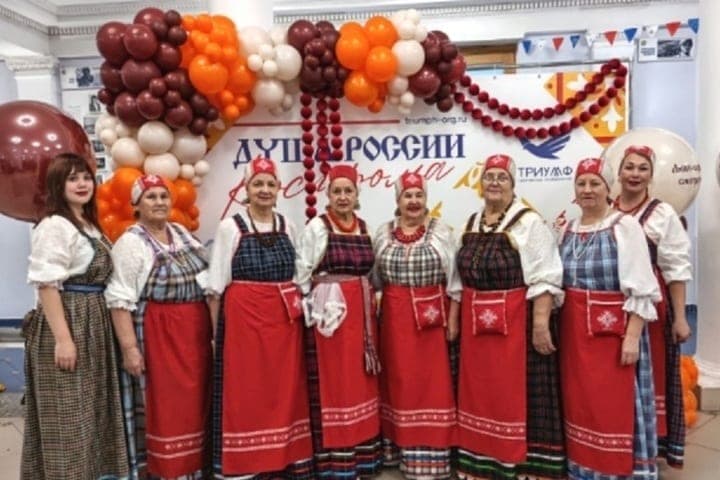 Triumphale Aufführung des Ensembles "Syamozerye" aus Essoila über die "Seele Russlands - Kostroma"
